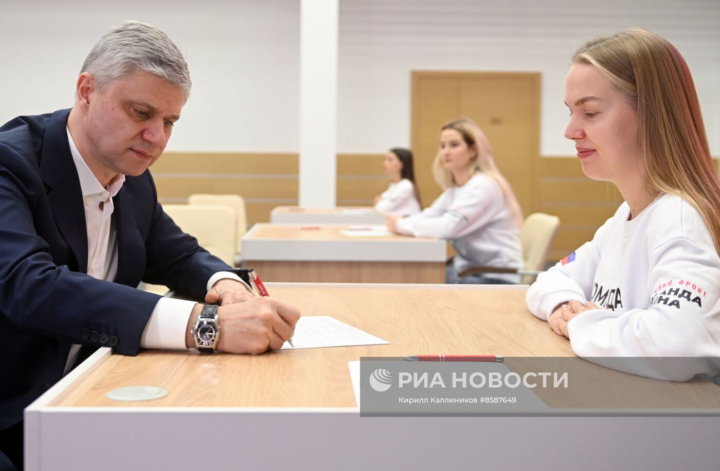 Сбор подписей в поддержку кандидата в президенты РФ В. Путина