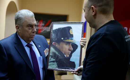 Сбор подписей в поддержку кандидата в президенты РФ В. Путина