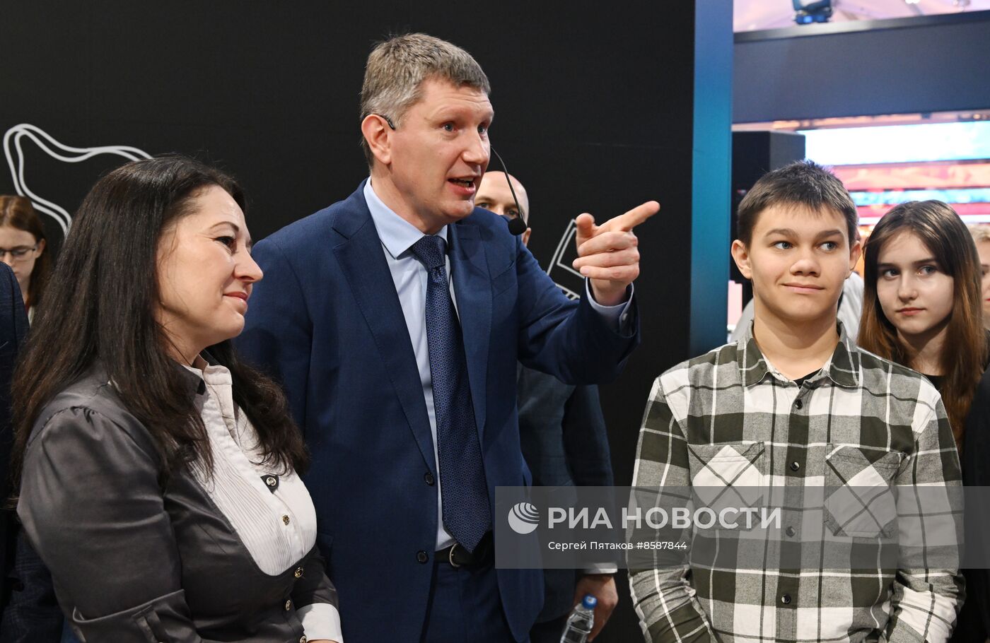 Выставка "Россия". Экскурсия для детей и подростков по выставочному пространству "Почувствуй Россию"