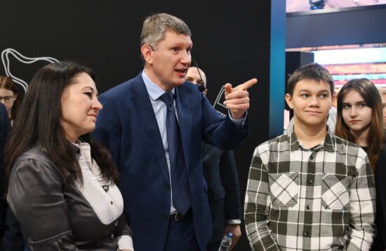 Выставка "Россия". Экскурсия для детей и подростков по выставочному пространству "Почувствуй Россию"