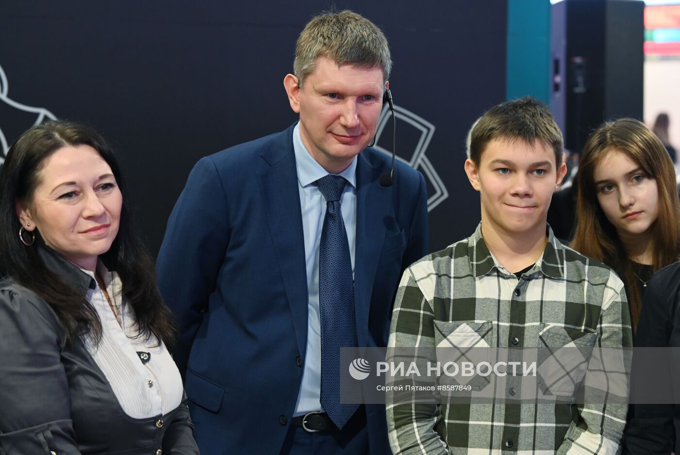 Выставка "Россия". Экскурсия для детей и подростков по выставочному пространству "Почувствуй Россию"