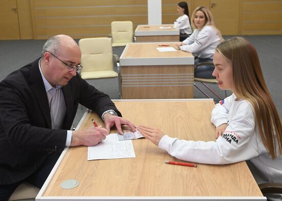 Сбор подписей в поддержку кандидата в президенты РФ В. Путина