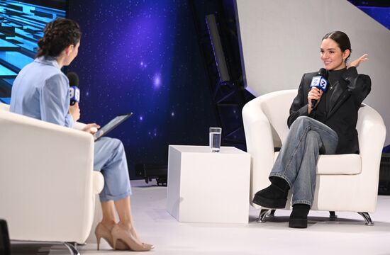 Международная выставка-форум "Россия"
Встреча с фигуристкой Евгенией Медведевой
Павильон № 34 Место: Россия, Москва. Автор: Сергей Пятаков/РИА Новости. Выставка "Россия". Встреча с фигуристкой Евгенией Медведевой