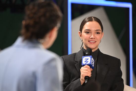 Международная выставка-форум "Россия"
Встреча с фигуристкой Евгенией Медведевой
Павильон № 34 Место: Россия, Москва. Автор: Сергей Пятаков/РИА Новости. Выставка "Россия". Встреча с фигуристкой Евгенией Медведевой