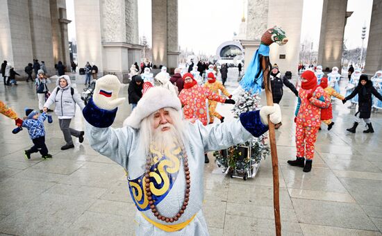 Международная выставка-форум "Россия"
День Деда Мороза: Сагаан Убгэн (Республика Бурятия), шествие от Главной арки ВДНХ
Место: Россия, Москва. Автор: Алексей Филиппов/РИА Новости. Выставка "Россия". День Деда Мороза: Сагаан Убгэн (Республика Бурятия)