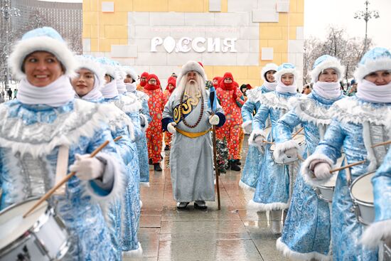 Международная выставка-форум "Россия"
День Деда Мороза: Сагаан Убгэн (Республика Бурятия), шествие от Главной арки ВДНХ
Место: Россия, Москва. Автор: Алексей Филиппов/РИА Новости. Выставка "Россия". День Деда Мороза: Сагаан Убгэн (Республика Бурятия)