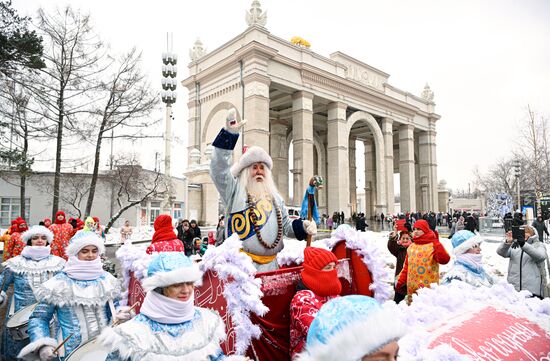 Международная выставка-форум "Россия"
День Деда Мороза: Сагаан Убгэн (Республика Бурятия), шествие от Главной арки ВДНХ
Место: Россия, Москва. Автор: Алексей Филиппов/РИА Новости. Выставка "Россия". День Деда Мороза: Сагаан Убгэн (Республика Бурятия)