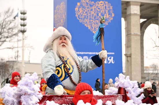 Международная выставка-форум "Россия"
День Деда Мороза: Сагаан Убгэн (Республика Бурятия), шествие от Главной арки ВДНХ
Место: Россия, Москва. Автор: Алексей Филиппов/РИА Новости. Выставка "Россия". День Деда Мороза: Сагаан Убгэн (Республика Бурятия)