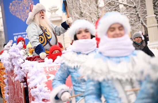Международная выставка-форум "Россия"
День Деда Мороза: Сагаан Убгэн (Республика Бурятия), шествие от Главной арки ВДНХ
Место: Россия, Москва. Автор: Алексей Филиппов/РИА Новости. Выставка "Россия". День Деда Мороза: Сагаан Убгэн (Республика Бурятия)