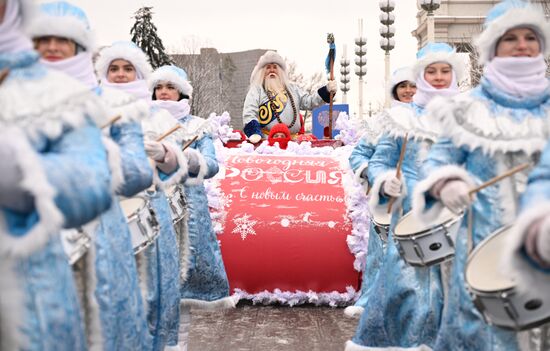 Международная выставка-форум "Россия"
День Деда Мороза: Сагаан Убгэн (Республика Бурятия), шествие от Главной арки ВДНХ
Место: Россия, Москва. Автор: Алексей Филиппов/РИА Новости. Выставка "Россия". День Деда Мороза: Сагаан Убгэн (Республика Бурятия)