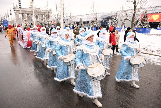 Международная выставка-форум "Россия"
День Деда Мороза: Сагаан Убгэн (Республика Бурятия), шествие от Главной арки ВДНХ
Место: Россия, Москва. Автор: Алексей Филиппов/РИА Новости. Выставка "Россия". День Деда Мороза: Сагаан Убгэн (Республика Бурятия)