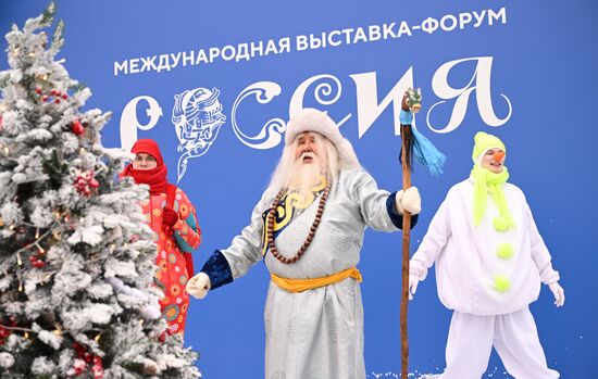 Международная выставка-форум "Россия"
День Деда Мороза: Сагаан Убгэн (Республика Бурятия), программа на Главной уличной сцене
Место: Россия, Москва. Автор: Алексей Филиппов/РИА Новости. Выставка "Россия". День Деда Мороза: Сагаан Убгэн (Республика Бурятия)