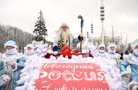 Международная выставка-форум "Россия"
День Деда Мороза: Сагаан Убгэн (Республика Бурятия), шествие от Главной арки ВДНХ
Место: Россия, Москва. Автор: Алексей Филиппов/РИА Новости. Выставка "Россия". День Деда Мороза: Сагаан Убгэн (Республика Бурятия)