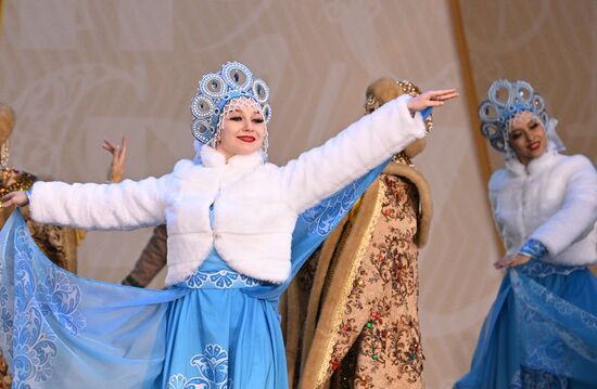 Международная выставка-форум "Россия"
День Деда Мороза: Сагаан Убгэн (Республика Бурятия), программа на Главной уличной сцене
Место: Россия, Москва. Автор: Алексей Филиппов/РИА Новости. Выставка "Россия". День Деда Мороза: Сагаан Убгэн (Республика Бурятия)