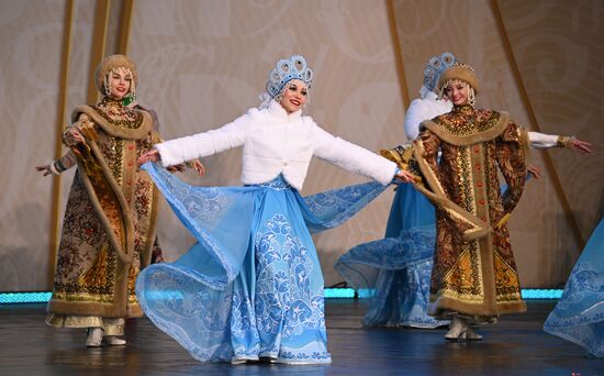 Международная выставка-форум "Россия"
День Деда Мороза: Сагаан Убгэн (Республика Бурятия), программа на Главной уличной сцене
Место: Россия, Москва. Автор: Алексей Филиппов/РИА Новости. Выставка "Россия". День Деда Мороза: Сагаан Убгэн (Республика Бурятия)