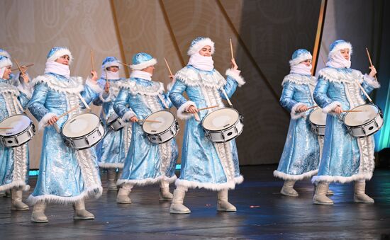 Международная выставка-форум "Россия"
День Деда Мороза: Сагаан Убгэн (Республика Бурятия), программа на Главной уличной сцене
Место: Россия, Москва. Автор: Алексей Филиппов/РИА Новости. Выставка "Россия". День Деда Мороза: Сагаан Убгэн (Республика Бурятия)