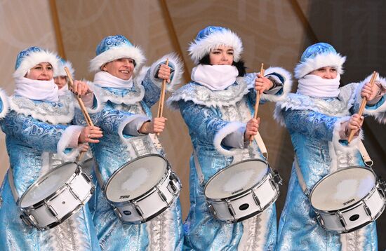 Международная выставка-форум "Россия"
День Деда Мороза: Сагаан Убгэн (Республика Бурятия), программа на Главной уличной сцене
Место: Россия, Москва. Автор: Алексей Филиппов/РИА Новости. Выставка "Россия". День Деда Мороза: Сагаан Убгэн (Республика Бурятия)