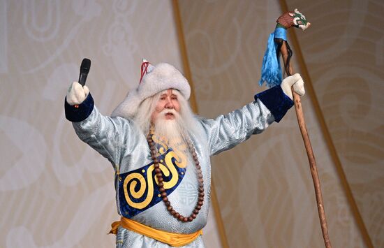 Международная выставка-форум "Россия"
День Деда Мороза: Сагаан Убгэн (Республика Бурятия), программа на Главной уличной сцене
Место: Россия, Москва. Автор: Алексей Филиппов/РИА Новости. Выставка "Россия". День Деда Мороза: Сагаан Убгэн (Республика Бурятия)