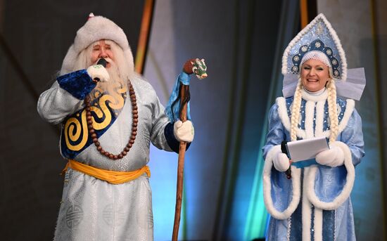 Международная выставка-форум "Россия"
День Деда Мороза: Сагаан Убгэн (Республика Бурятия), программа на Главной уличной сцене
Место: Россия, Москва. Автор: Алексей Филиппов/РИА Новости. Выставка "Россия". День Деда Мороза: Сагаан Убгэн (Республика Бурятия)