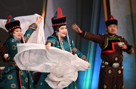 Международная выставка-форум "Россия"
День Деда Мороза: Сагаан Убгэн (Республика Бурятия), программа на Главной уличной сцене
Место: Россия, Москва. Автор: Алексей Филиппов/РИА Новости. Выставка "Россия". День Деда Мороза: Сагаан Убгэн (Республика Бурятия)