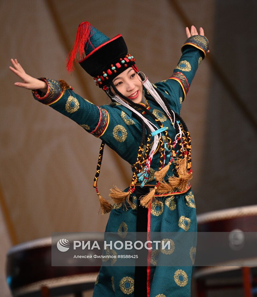 Выставка "Россия". День Деда Мороза: Сагаан Убгэн (Республика Бурятия)