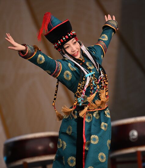 Международная выставка-форум "Россия"
День Деда Мороза: Сагаан Убгэн (Республика Бурятия), программа на Главной уличной сцене
Место: Россия, Москва. Автор: Алексей Филиппов/РИА Новости. Выставка "Россия". День Деда Мороза: Сагаан Убгэн (Республика Бурятия)