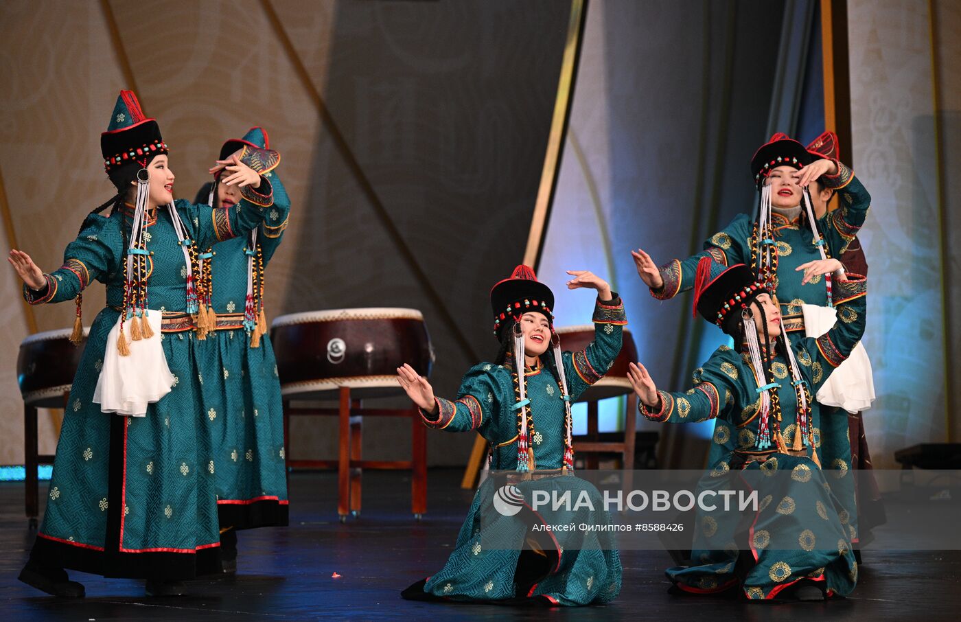 Выставка "Россия". День Деда Мороза: Сагаан Убгэн (Республика Бурятия)