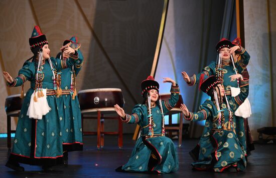 Международная выставка-форум "Россия"
День Деда Мороза: Сагаан Убгэн (Республика Бурятия), программа на Главной уличной сцене
Место: Россия, Москва. Автор: Алексей Филиппов/РИА Новости. Выставка "Россия". День Деда Мороза: Сагаан Убгэн (Республика Бурятия)