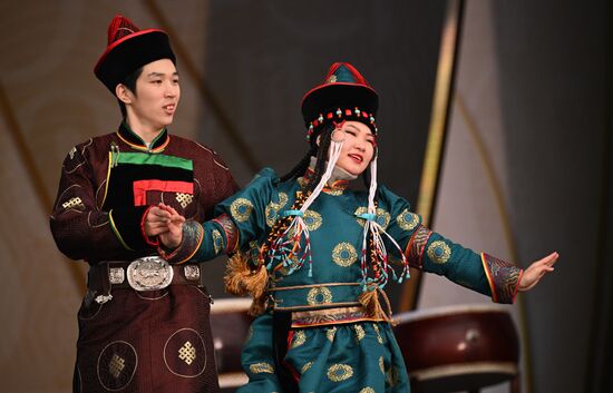 Международная выставка-форум "Россия"
День Деда Мороза: Сагаан Убгэн (Республика Бурятия), программа на Главной уличной сцене
Место: Россия, Москва. Автор: Алексей Филиппов/РИА Новости. Выставка "Россия". День Деда Мороза: Сагаан Убгэн (Республика Бурятия)