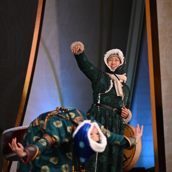 Международная выставка-форум "Россия"
День Деда Мороза: Сагаан Убгэн (Республика Бурятия), программа на Главной уличной сцене
Место: Россия, Москва. Автор: Алексей Филиппов/РИА Новости. Выставка "Россия". День Деда Мороза: Сагаан Убгэн (Республика Бурятия)