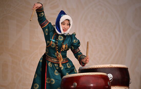 Международная выставка-форум "Россия"
День Деда Мороза: Сагаан Убгэн (Республика Бурятия), программа на Главной уличной сцене
Место: Россия, Москва. Автор: Алексей Филиппов/РИА Новости. Выставка "Россия". День Деда Мороза: Сагаан Убгэн (Республика Бурятия)