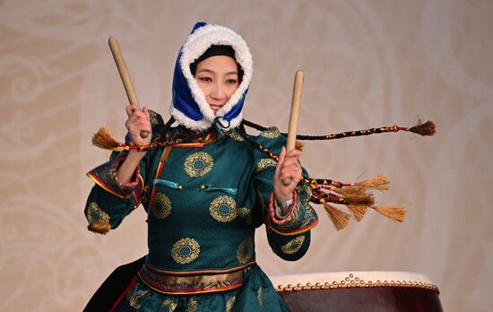 Международная выставка-форум "Россия"
День Деда Мороза: Сагаан Убгэн (Республика Бурятия), программа на Главной уличной сцене
Место: Россия, Москва. Автор: Алексей Филиппов/РИА Новости. Выставка "Россия". День Деда Мороза: Сагаан Убгэн (Республика Бурятия)