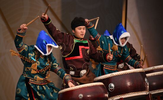 Международная выставка-форум "Россия"
День Деда Мороза: Сагаан Убгэн (Республика Бурятия), программа на Главной уличной сцене Место: Россия, Москва. Автор: Алексей Филиппов/РИА Новости. Выставка "Россия". День Деда Мороза: Сагаан Убгэн (Республика Бурятия)