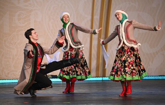 Международная выставка-форум "Россия"
День Деда Мороза: Сагаан Убгэн (Республика Бурятия), программа на Главной уличной сцене
Место: Россия, Москва. Автор: Алексей Филиппов/РИА Новости. Выставка "Россия". День Деда Мороза: Сагаан Убгэн (Республика Бурятия)