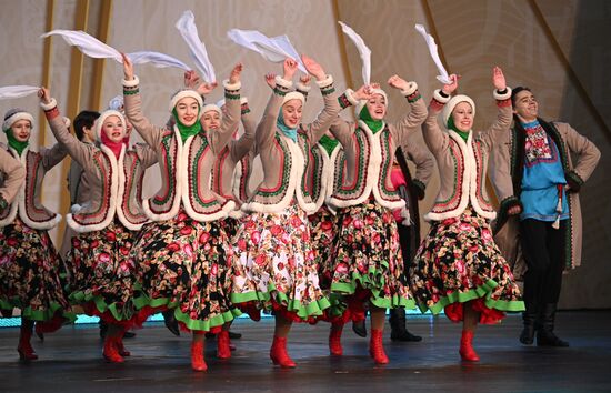 Международная выставка-форум "Россия"
День Деда Мороза: Сагаан Убгэн (Республика Бурятия), программа на Главной уличной сцене
Место: Россия, Москва. Автор: Алексей Филиппов/РИА Новости. Выставка "Россия". День Деда Мороза: Сагаан Убгэн (Республика Бурятия)