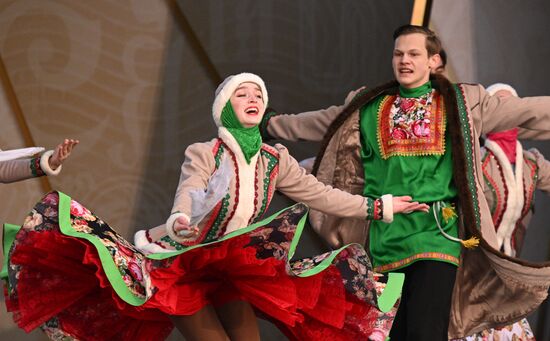 Международная выставка-форум "Россия"
День Деда Мороза: Сагаан Убгэн (Республика Бурятия), программа на Главной уличной сцене
Место: Россия, Москва. Автор: Алексей Филиппов/РИА Новости. Выставка "Россия". День Деда Мороза: Сагаан Убгэн (Республика Бурятия)