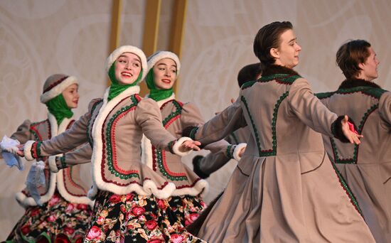 Международная выставка-форум "Россия"
День Деда Мороза: Сагаан Убгэн (Республика Бурятия), программа на Главной уличной сцене
Место: Россия, Москва. Автор: Алексей Филиппов/РИА Новости. Выставка "Россия". День Деда Мороза: Сагаан Убгэн (Республика Бурятия)