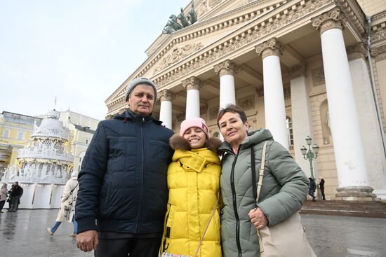 Выставка "Россия".  Семья миллионного гостя выставки "Россия" посетила Большой театр