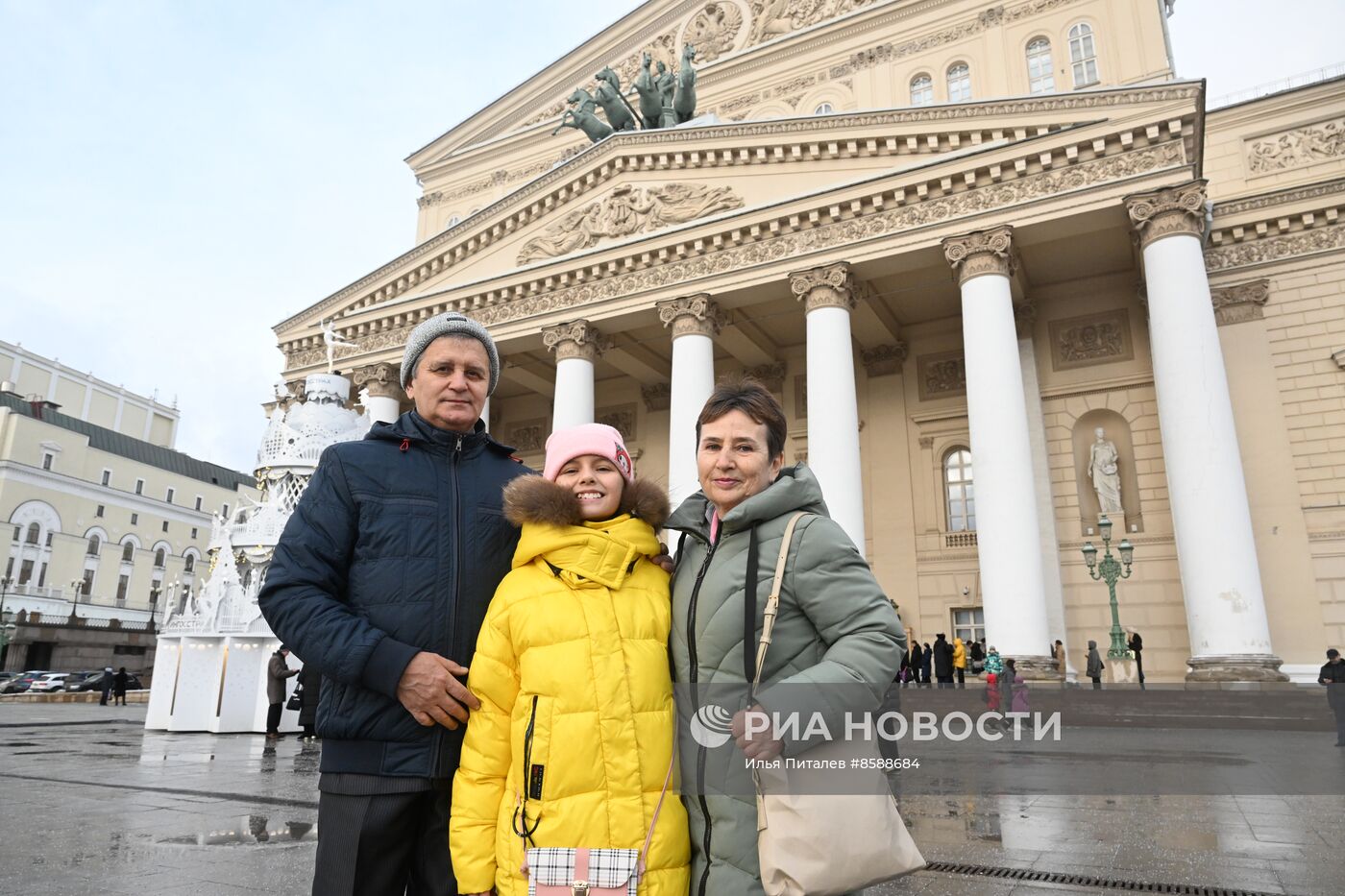 Выставка "Россия". Семья миллионного гостя выставки "Россия" посетила Большой театр