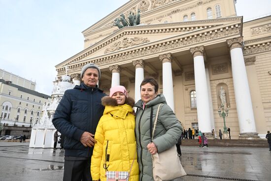 Выставка "Россия".  Семья миллионного гостя выставки "Россия" посетила Большой театр