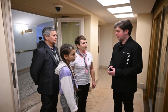 Выставка "Россия".  Семья миллионного гостя выставки "Россия" посетила Большой театр