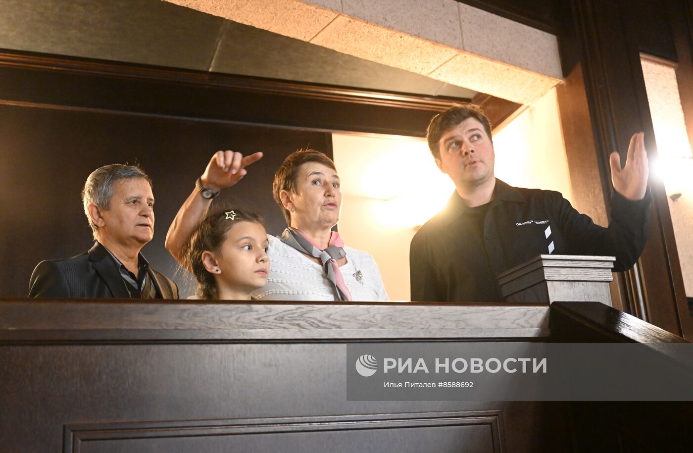 Выставка "Россия". Семья миллионного гостя выставки "Россия" посетила Большой театр