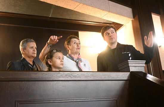 Выставка "Россия".  Семья миллионного гостя выставки "Россия" посетила Большой театр