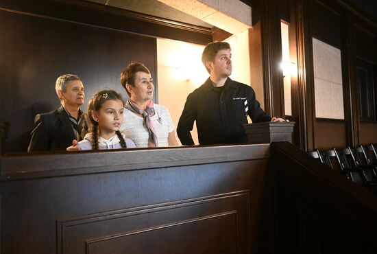 Выставка "Россия".  Семья миллионного гостя выставки "Россия" посетила Большой театр