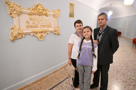 Выставка "Россия".  Семья миллионного гостя выставки "Россия" посетила Большой театр