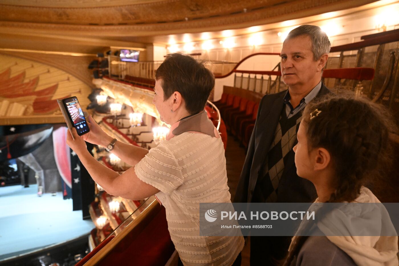 Выставка "Россия". Семья миллионного гостя выставки "Россия" посетила Большой театр