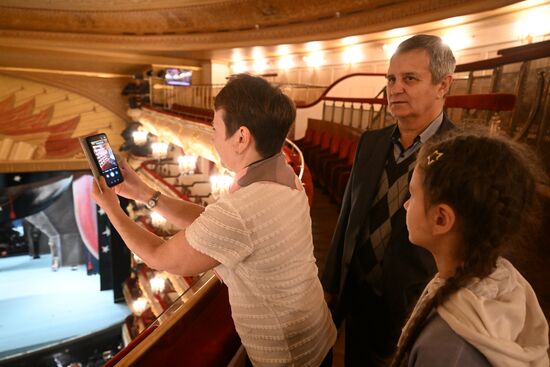 Выставка "Россия".  Семья миллионного гостя выставки "Россия" посетила Большой театр