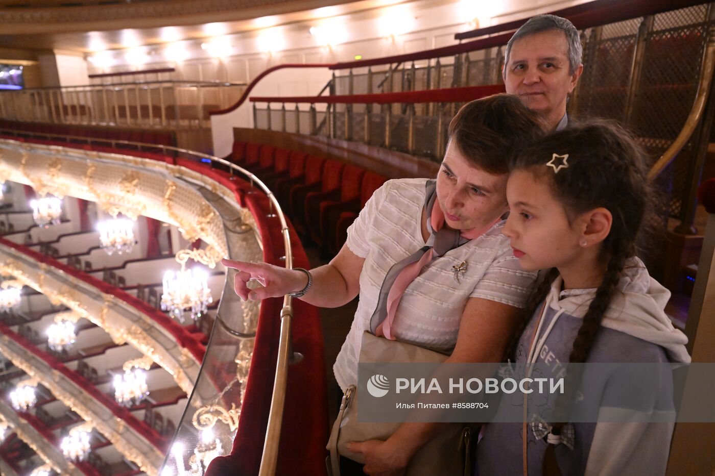 Выставка "Россия". Семья миллионного гостя выставки "Россия" посетила Большой театр