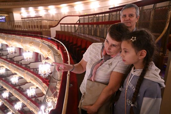 Выставка "Россия".  Семья миллионного гостя выставки "Россия" посетила Большой театр