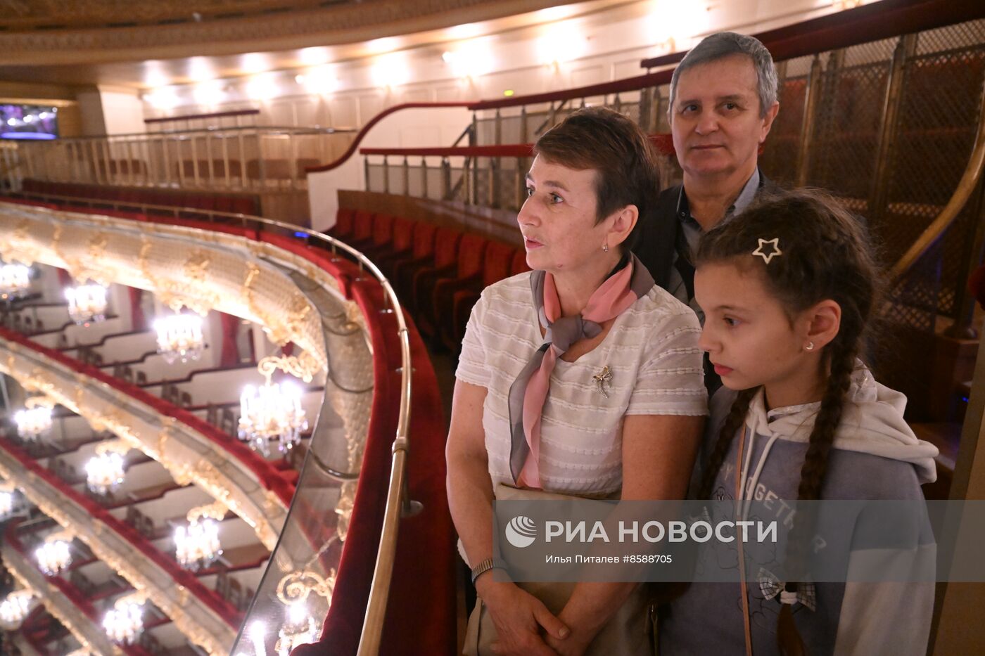 Выставка "Россия". Семья миллионного гостя выставки "Россия" посетила Большой театр